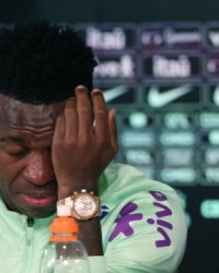 B体育赛事资讯-维尼修斯含泪控诉种族主义：有时候我甚至不想踢球